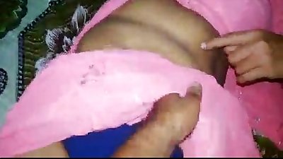 Quente mulher caminhadas saree calcinha remover n masturbar-se