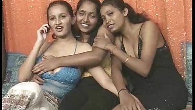 india chicas posando
