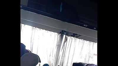 我 发现 一个 热 贝贝 上 一个 巴士 同时 旅行 从 班加罗尔 要 奈