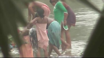 indien Les femmes baignade par l' Rivière