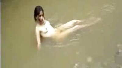 美丽的 旁遮普语 贝贝 享受 裸体的 在 河