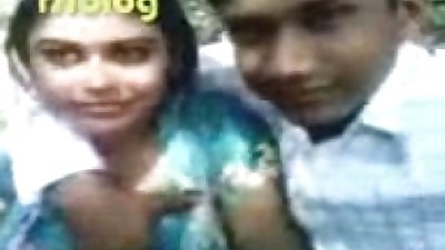 bengalí belleza smooches Su Tetas pulsa en PARQUE bengalí audio