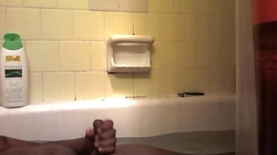 18 العام القديمة الولد الاستمناء في حوض استحمام