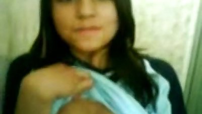 सुंदर लड़की दिखा रहा है स्तन करने के लिए प्रेमी पर अपने अनुरोध