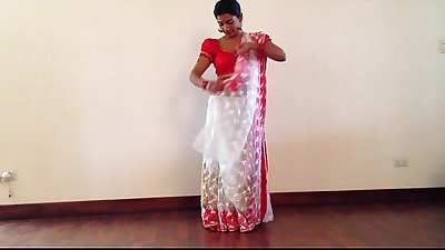 hot girl wearing saree showing navel