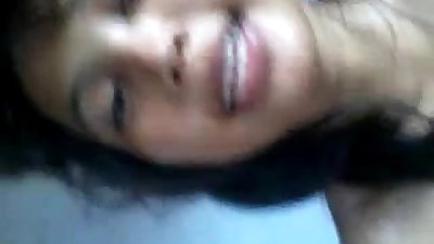 aliya muestra ella misma en Webcam