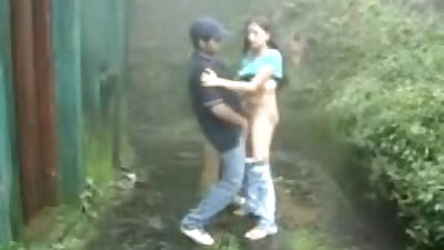 wwwindiangirlstk indiano Ragazza succhiare E cazzo all'aperto in Pioggia