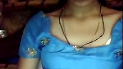 Desi girl shows boobs