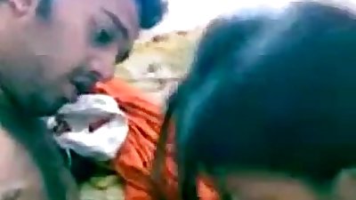युवा भारतीय जोड़ा चुंबन और कमबख्त