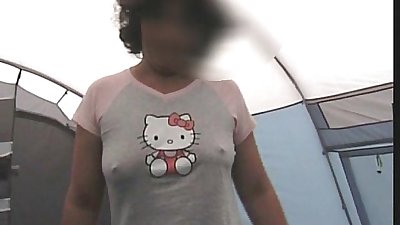 Susan nhận được mặc quần áo Trong một lều