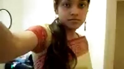 Indische - Niedlich Mädchen sripping saree Auszusetzen Ihr boobies