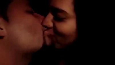 india pasangan romantis mencium