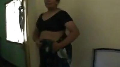 indiase tante Knippert haar borsten