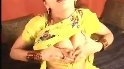 भारतीय दिखा रहा है बंद उसके स्तन