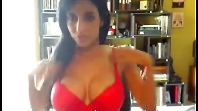 Busty Hint Kız hottie mastürbasyon üzerinde webcam - camslutscom