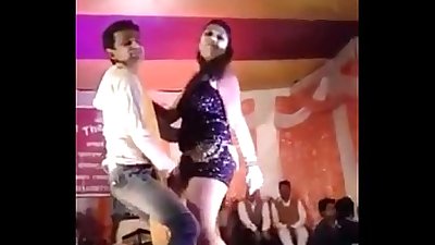 Sexy Caliente desi Adolescente El baile en etapa en público en Sexo canción