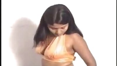 भारतीय चाची दिखा रहा है बंद उसके स्तन