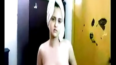 सुंदर भारतीय washes उसके अच्छा देख शरीर