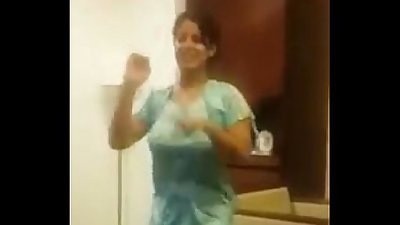 भारतीय चाची नृत्य के साथ बड़े स्तन