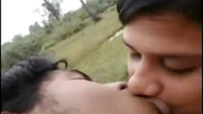 भारतीय - प्रेमिका भावुक चुंबन