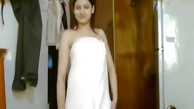 Indische Sexy Mädchen tanzen in Handtuch nach Dusche