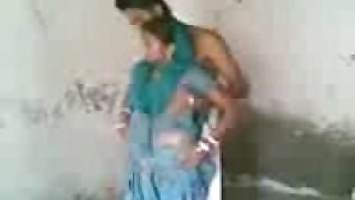 geil punjabi Frau saugt und Fickt Stehend sardar punjabi Dorf Sex