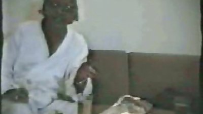 بھارتی ویڈیو کے ساتھ پرانے آدمی