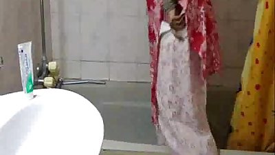 indiase babe meenal sood in selfshot douche video strippen Naakt En Bloot