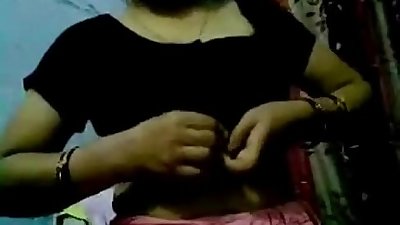 भारतीय चाची के साथ बड़े स्तन जा रहा है एक छेड़-छाड़