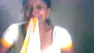 Local indien dame bande pour Son client sur kannada audio