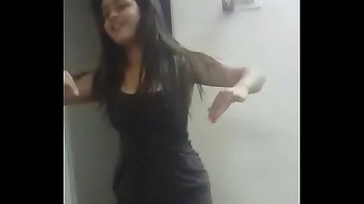 मेरे पंजाबी कुतिया प्रेमिका कर रही है गर्म विदेशी नृत्य