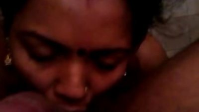 indiase vrouw zuigen haar mans haan in slaapkamer