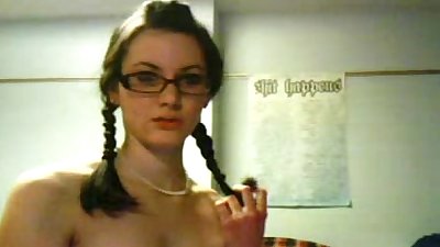 एमेच्योर कॉलेज लड़की पहने चश्मा दिखा रहा है स्तन