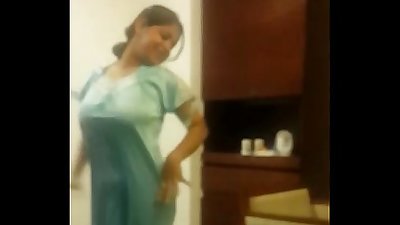 india istri menari di hotel kamar
