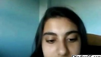 Indische Teen Schlampe masturbiert auf cam