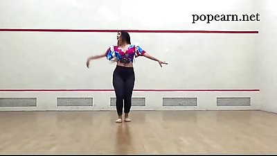 देसी लड़की में तंग लेगिंग सेक्सी नृत्य पर deewani मस्तानी गीत