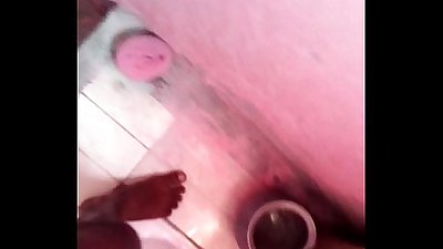 भारतीय प्रेमिका गड़बड़ मुश्किल में स्नानघर