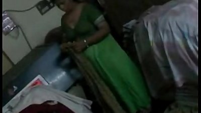 Любительское индийский домохозяйка Бхабхи изменение Ее блуза разоблачение Bigtits