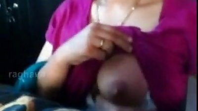 الهندي فتاة تظهر الثدي في كام .. mms