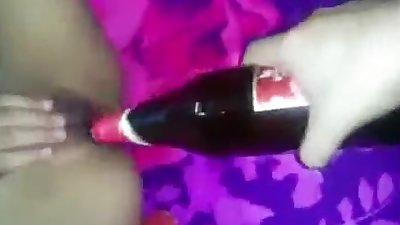 indiano Ragazza masturbazione con kingfisher bottiglia - indiano Porno Video