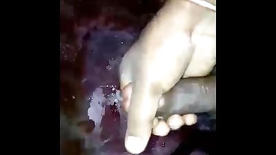 Indische Kerl schießt ein LADEN FÜR mir in ein öffentliche Bad