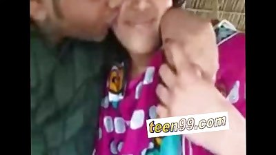 indiano Villaggio Ragazza baci Fidanzato in all'aperto - wwwteencom